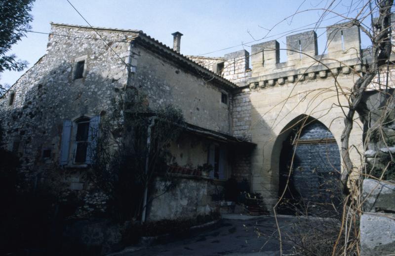 Entrée côté village.