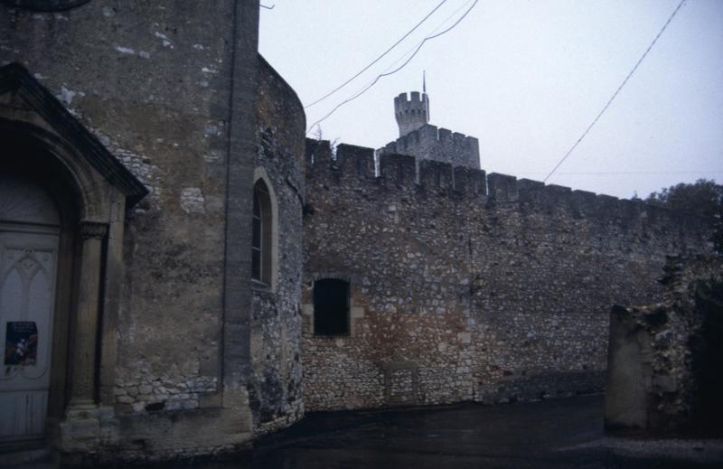 Rempart est avec à gauche l'entrée de l'église.