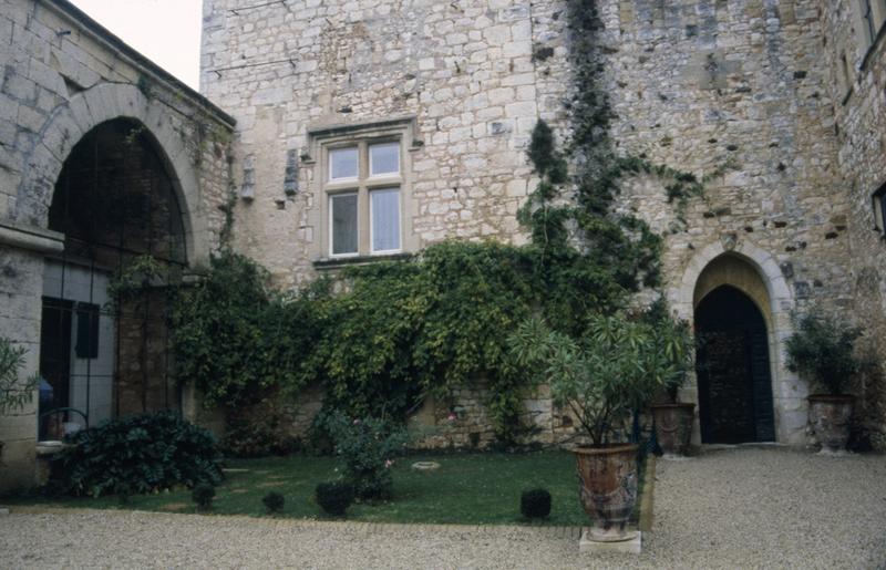 Cour d'honneur, porte d'entrée vers la cour intérieure.