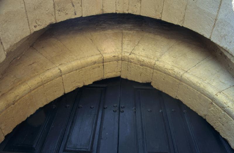 Cour d'honneur, détail de la porte d'entrée vers la cour intérieure.