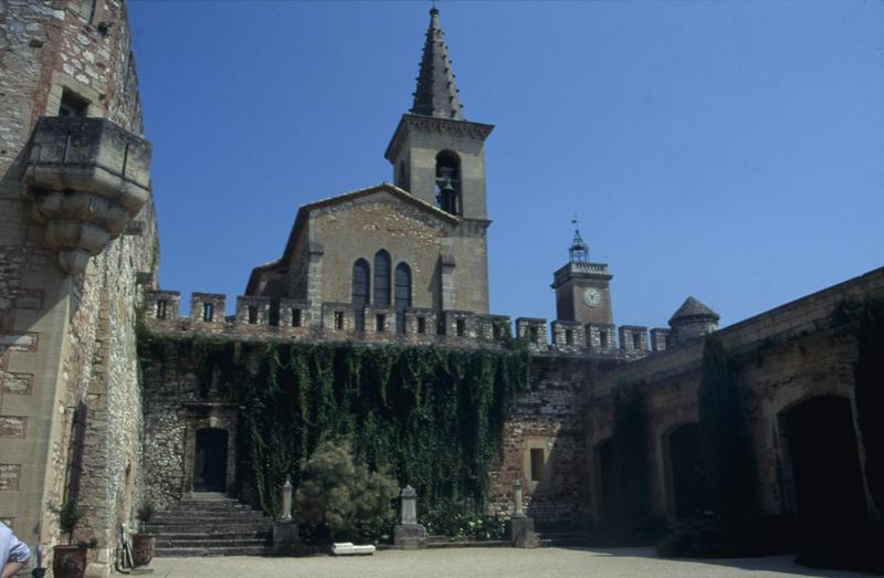 Cour d'honneur : façade ouest de l'église paroissiale et entrée de la chapelle seigneuriale.