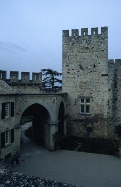 Cour d'honneur côté ouest, porte vers le parc.