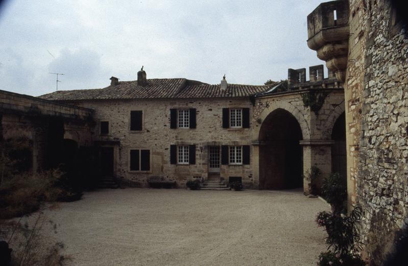 Cour d'honneur : mur ouest.