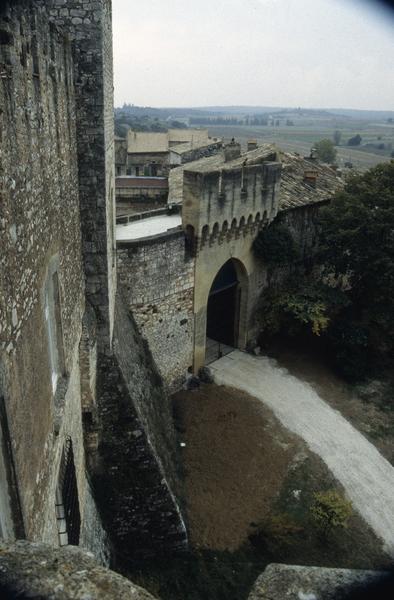 Porte entre la cour d'honneur et le parc.