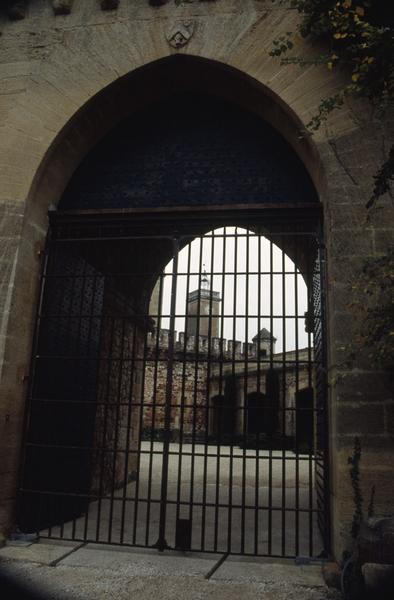 Porte entre la cour d'honneur et le parc.