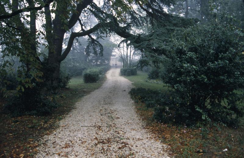 Parc, allée d'arrivée.