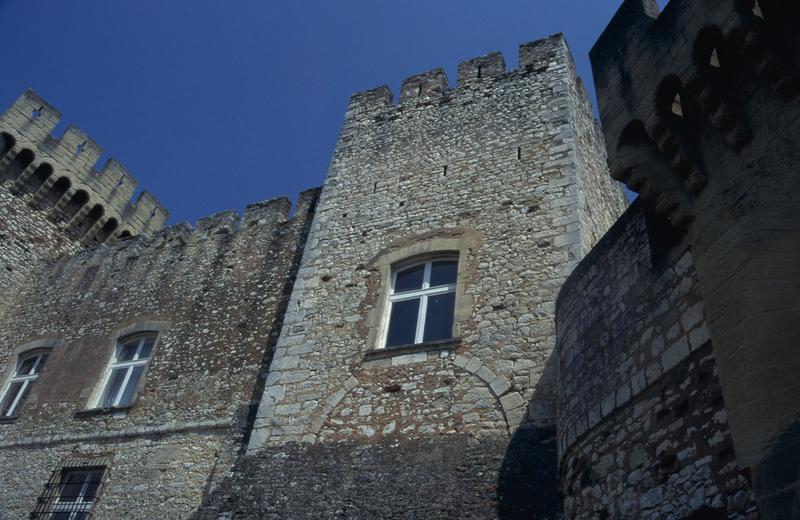 Façade ouest, à droite l'entrée sur la cour d'honneur depuis le parc.