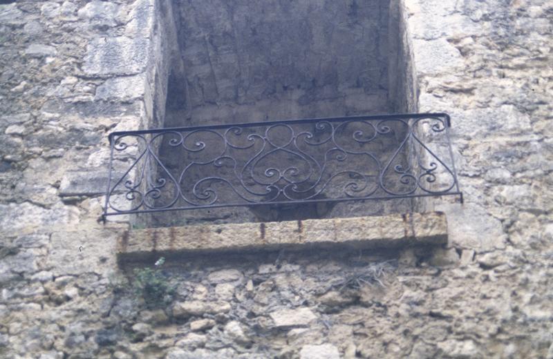 Cour intérieure, balcon, ferronerie du XVIIIe s.