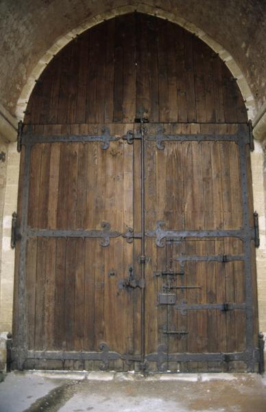 Porte d'accès au parc depuis la cour.