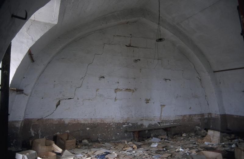 Ancienne église, ancienne école, mur ouest du dernier niveau.