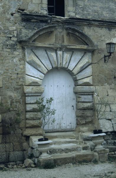 Façade sud, entrée.