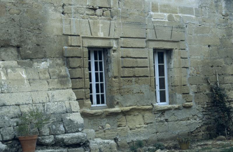 Façade sud, baies au rez-de-chaussée.