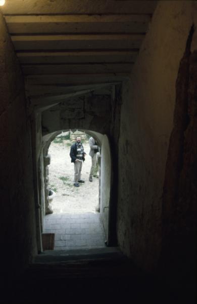 Escalier conduisant au grand portail.