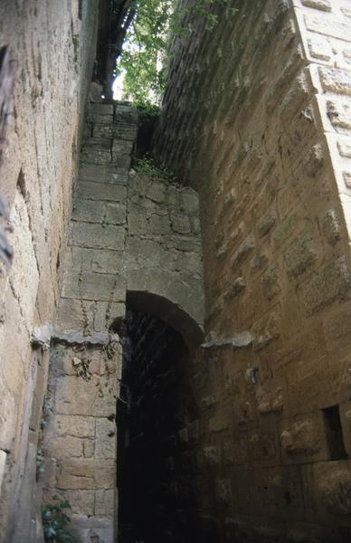 Tour, passage entre l'église et la tour.