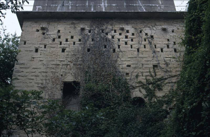 Tour, façade est.