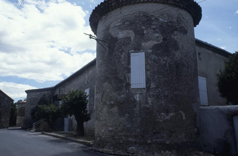 Façade postérieure et chevet de l'eglise au fond.