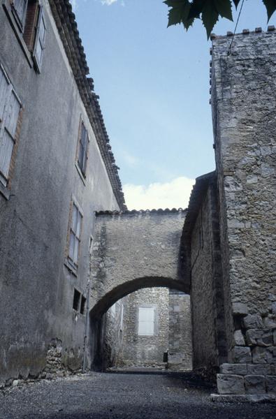 Passage reliant le château et l'église.