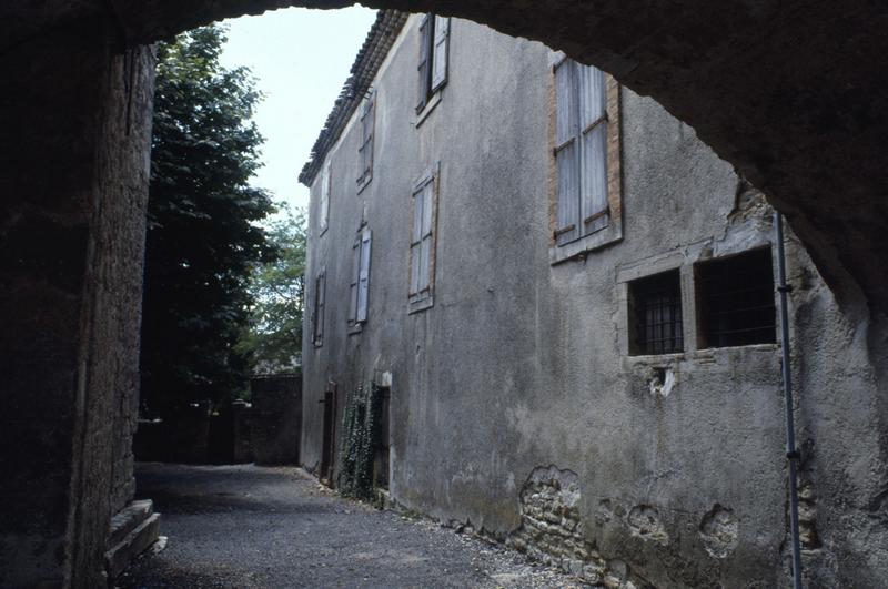 Aile sud, du côté de l'église, vue du passage.