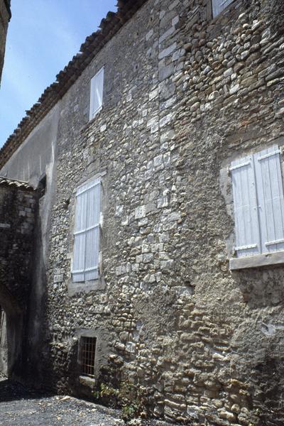 Aile sud, à gauche le passage reliant le château à l'église.