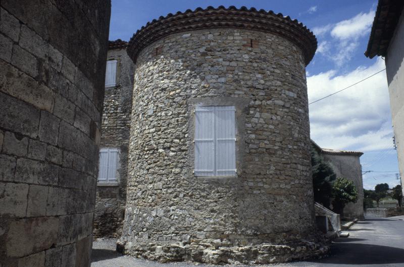 Tour sud-est et au premier plan l'abside de l'église.