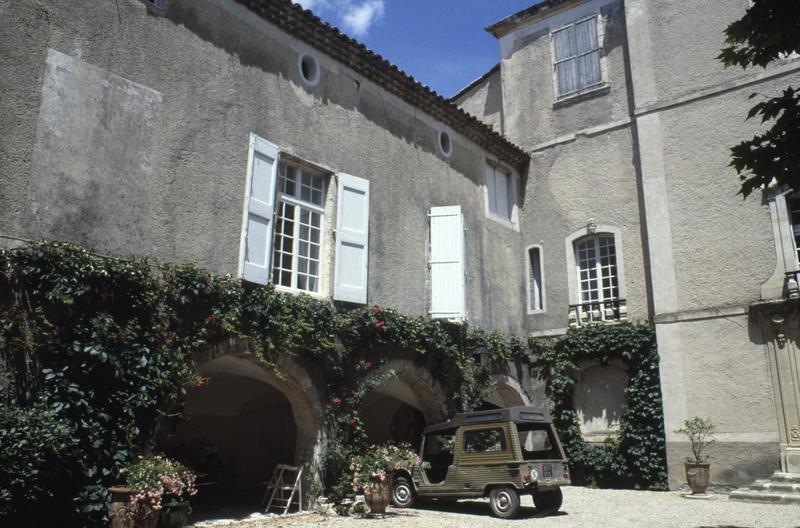 Cour d'entrée, ouest, côté nord.