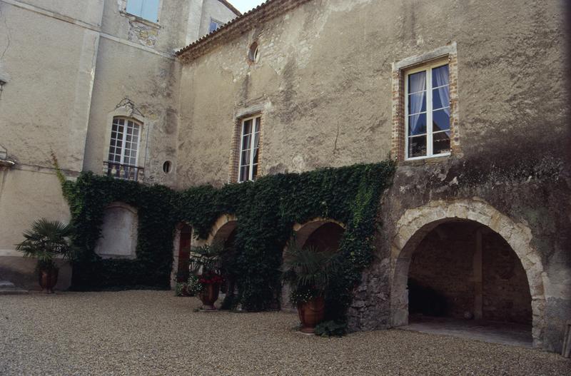 Cour, aile sud.