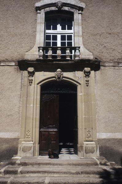 Façade sur cour, entrée.