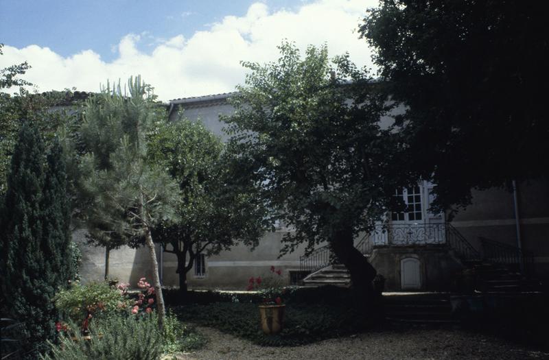 Façade sur jardin, côté nord : perron.