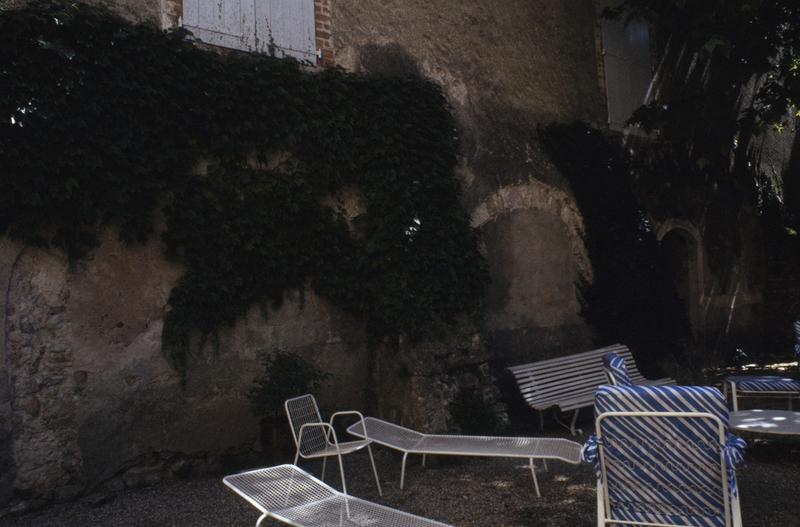 Cour côté sud, arcades bouchées.