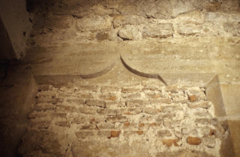 Cour côté sud, porte située dans la galerie voûtée.