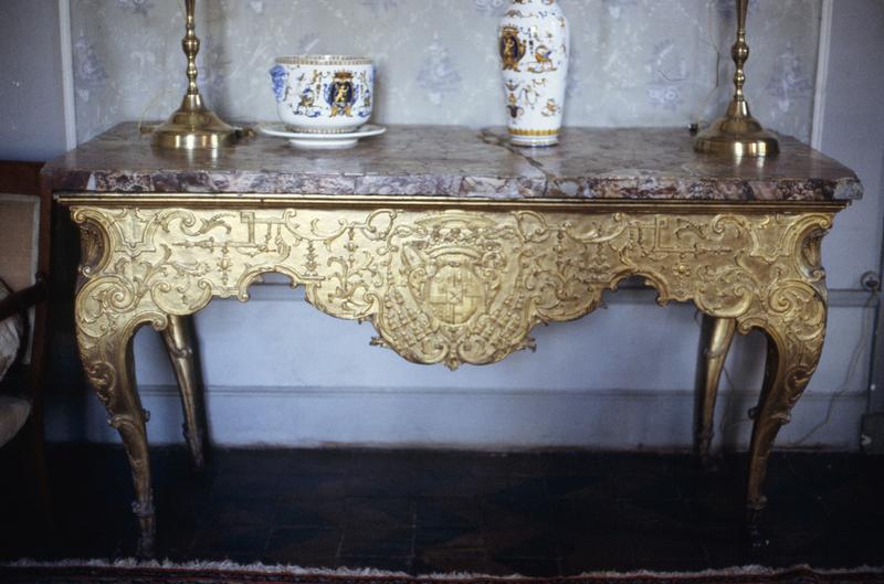 Table à gibier provenant de l'hôtel de Mandajors à Alès.