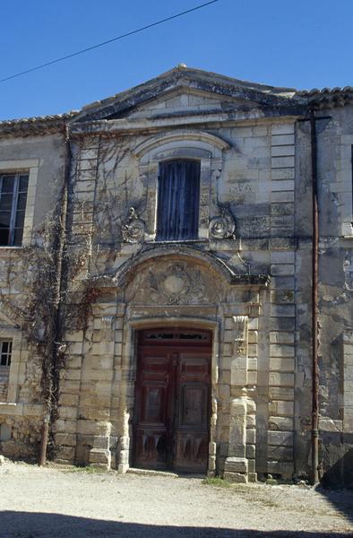 Corps de logis principal : façade sur cour, travée centrale.