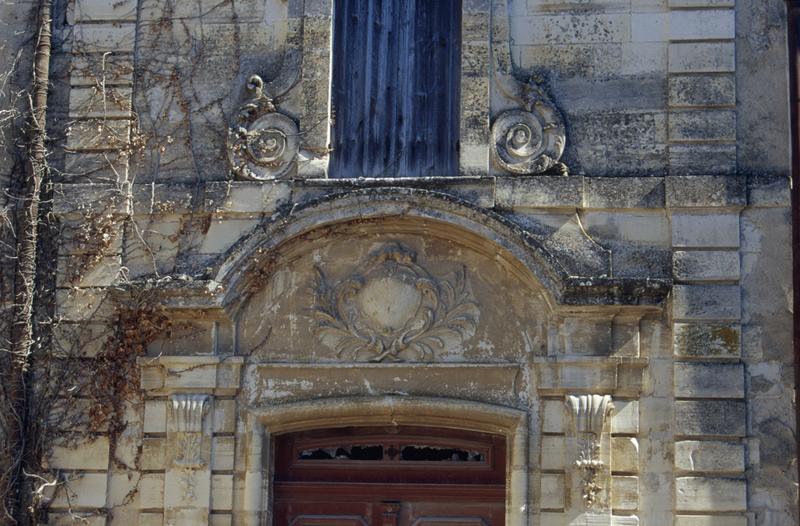 Corps de logis principal : façade sur cour,entrée.