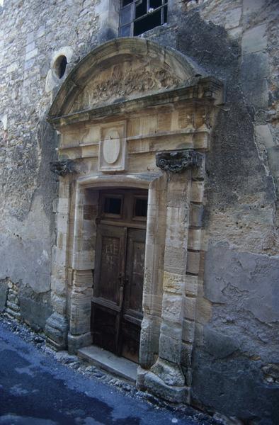 Façade sur rue latérale et portail de la chapelle.