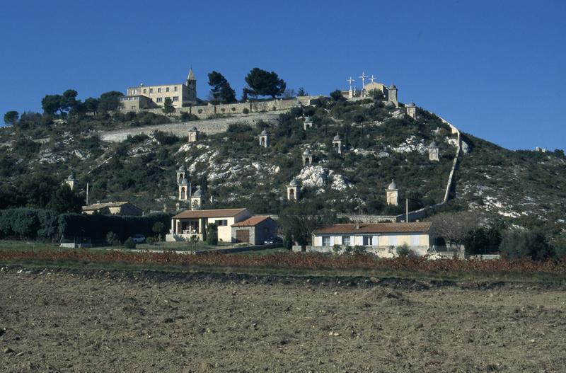 Vue éloignée avec le chemin de croix et le calvaire.