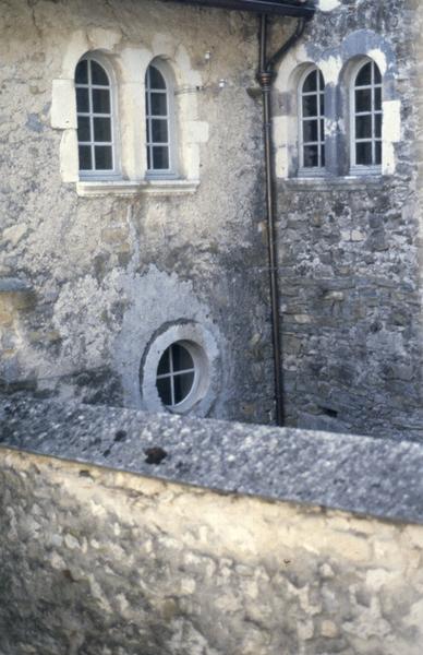 Cour intérieure, angle sud au-dessus de la porte.