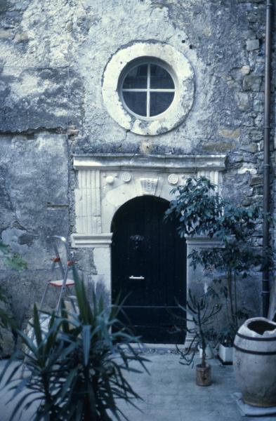 Cour intérieure, mur sud : porte.