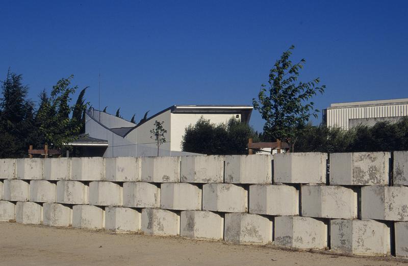 Lycée construit par Joseph Massota en 1965. Mur de clôture.