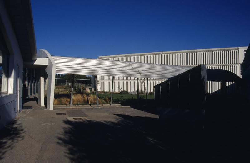 Lycée construit par Joseph Massota en 1965.