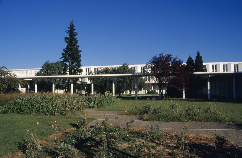 Lycée construit par Joseph Massota en 1965. Vue générale.