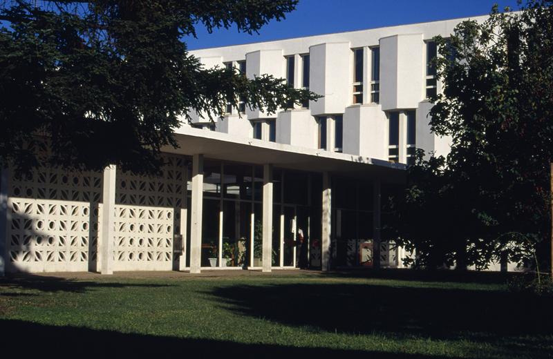 Lycée construit par Joseph Massota en 1965. Vue générale.