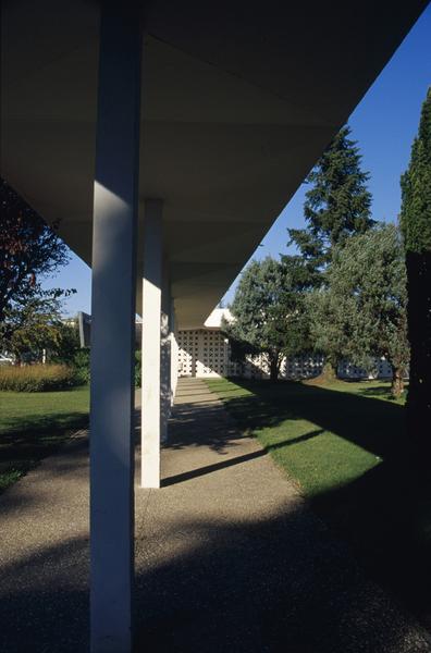 Lycée construit par Joseph Massota en 1965. Allée couverte.