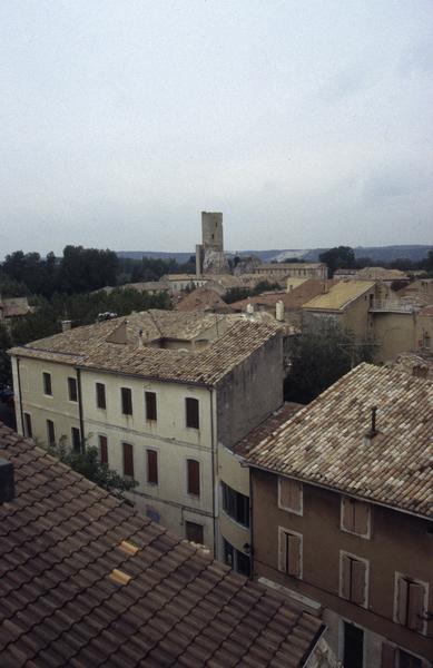 Vue depuis le clocher de l'église vers la tour carrée.