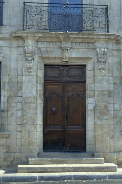 Façade principale sur la place, porte.