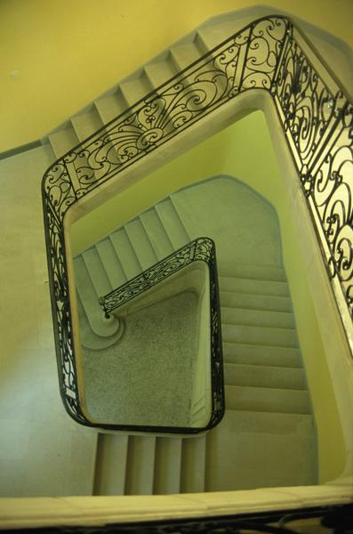 Escalier, vue en plongée.