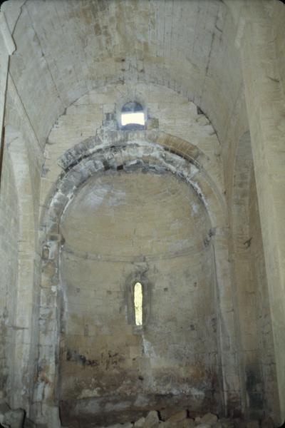 Intérieur, vue vers l'abside.