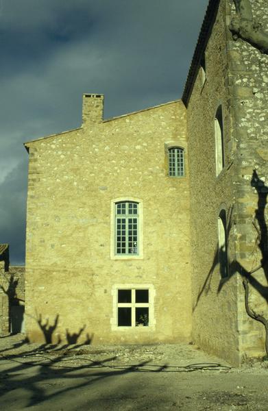 Vue générale, côté sud, façade dégagée.