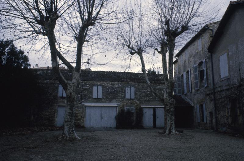 Bâtiments sur cour.