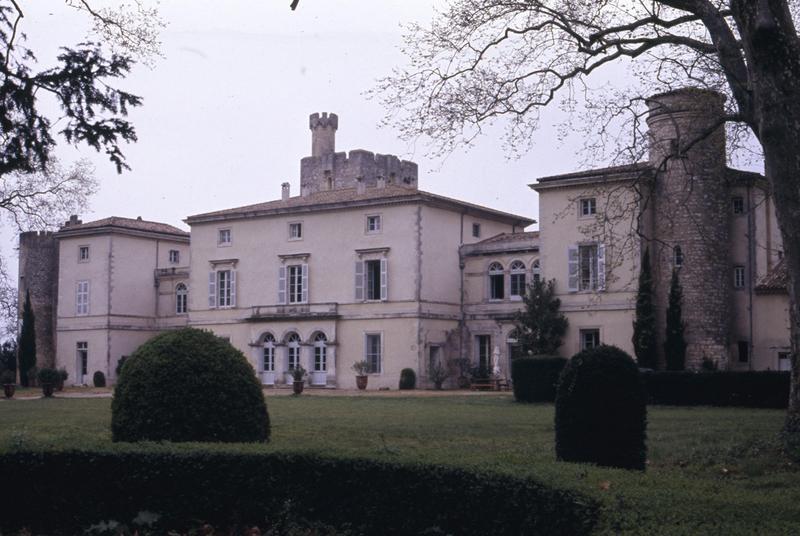 Château néo-classique, façade sur jardin.