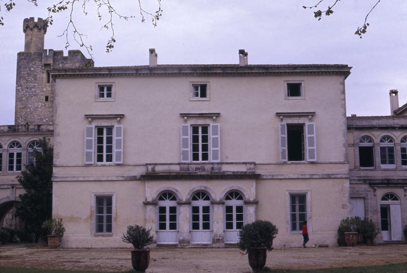 Château néo-classique, façade sur jardin, partie centrale.